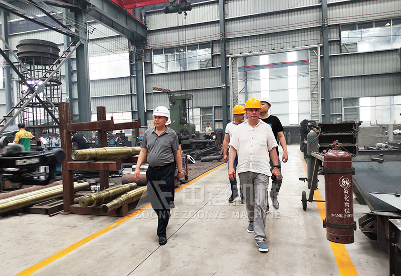 帶領(lǐng)客戶參觀車間.jpg 帶領(lǐng)客戶參觀車間